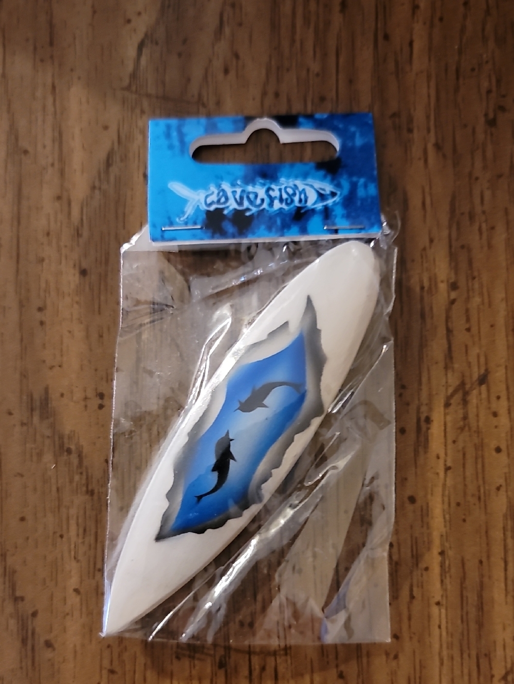 White Surfboard-Shaped Magnet with Blue Dolphin Design
